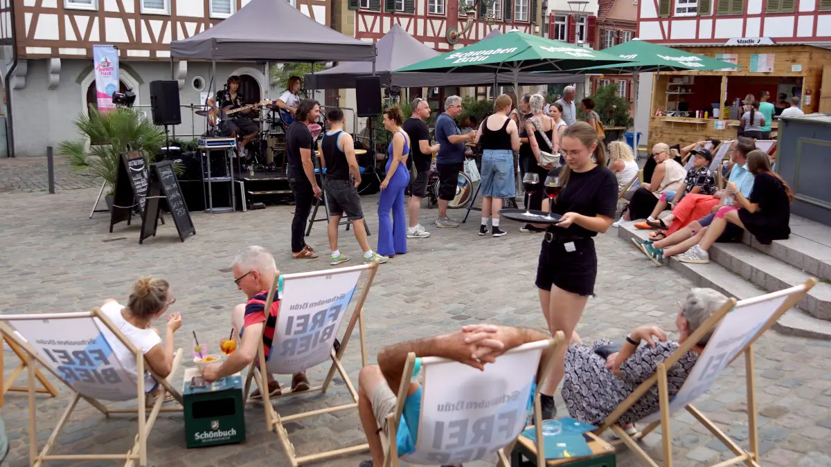 Leonberg Sommerflair Altstadt, Marktplatz, auf der Bühne spielen Wired Beans