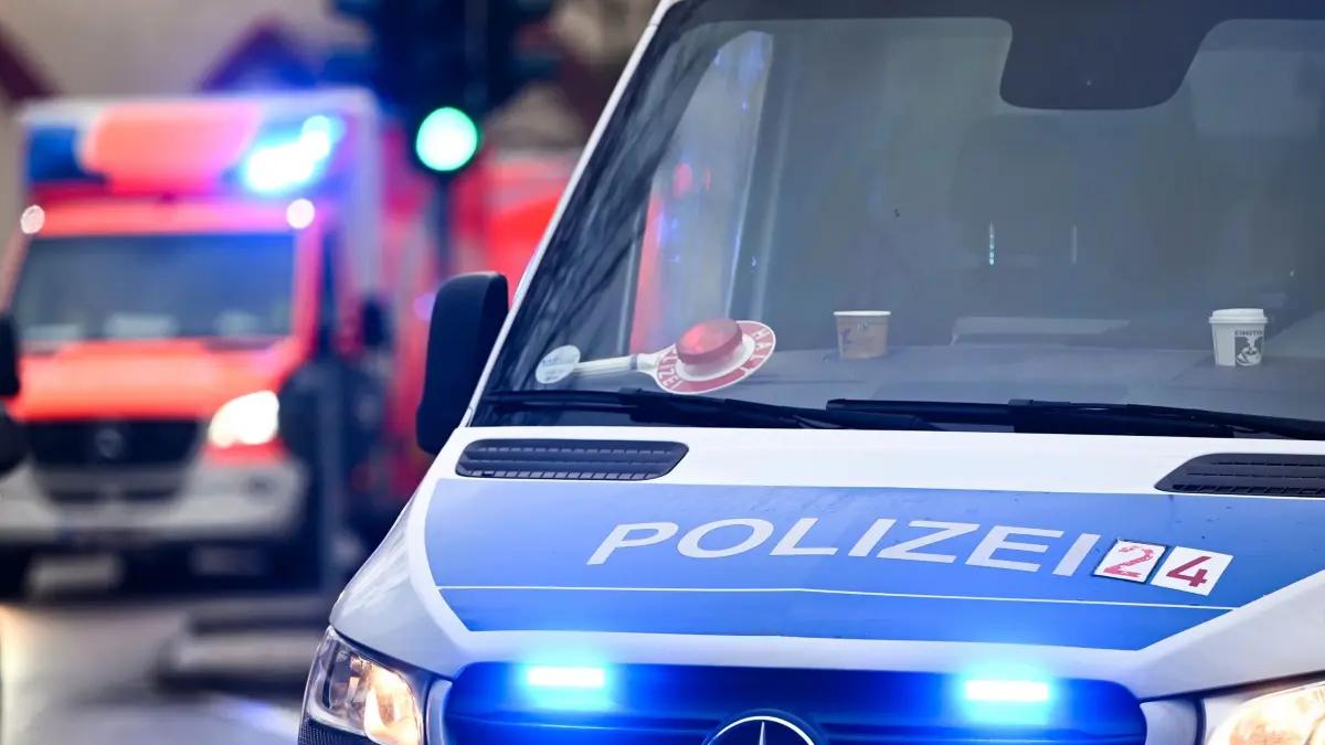 Jugendliche streiten sich mit Messer und Glasflasche: ARCHIV - 04.12.2024, Berlin: Ein Polizeiauto und ein Rettungswagen mit Blaulicht. (Symbolbild) (zu dpa: «Jugendliche attackieren sich mit Messer und Glasflasche») Foto: Jens Kalaene/dpa +++ dpa-Bildfunk +++