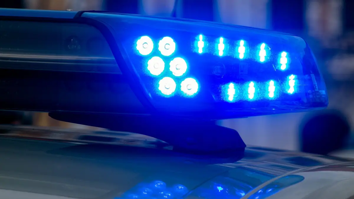 Polizeieinsatz: ARCHIV - 09.03.2020, Sachsen-Anhalt, Magdeburg: Ein Blaulicht der Polizei leuchtet auf. (zu dpa: «Mann mit Messer verletzt – Verdächtiger gefasst») Foto: Klaus-Dietmar Gabbert/dpa-Zentralbild/dpa +++ dpa-Bildfunk +++