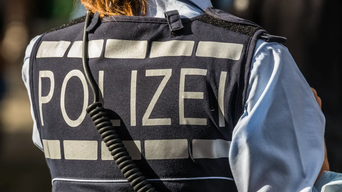 Stuttgart, Deutschland - 2. Oktober 2021: Mit mehreren Hundertschaften verhinderte die Polizei von Baden-Württemberg eine unbewilligte Kundgebung von mehreren hundert Querdenkern rund um den Landtag in Stuttgart. Mehrere Personen wurden weggewiesen, oder verhaftet. Die Lage beruhigte sich in den frühen Abendstunden.