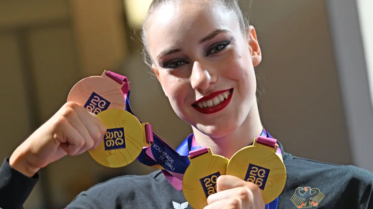 16.08.2026, xhbx, Rhythmische Sportgymnastik Weltmeisterschaft 2026, v.l. Darja Varfolomeev Deutschland WM Medaillen, Gold, Siegerehrung Frankfurt am Main *** August 16, 2026, xhbx, 2026 Rhythmic Gymnastics World Championships, from left: Darja Varfolomeev, Germany, World Championships medals, gold, medal ceremony in Frankfurt am Main