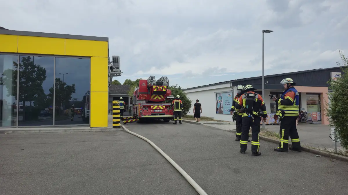 Zu einem groesseren Einsatz kam es am Montag Nachmittag in einem Lebensmittel Discounter in herrenberg-kuppingen. nach ersten Informationen der Feuerwehr wurde in dem Markt ein undefinierbarer Geruch gemeldet auf in die Feuerwehr und der Rettungsdienst mit einem Gruss Aufgebot anrueckten nach der ersten Erkundung konnte keine Ursache fuer die Geruchsbelaestigung in den Markt gefunden werden die Feuerwehr nahm mehrere Messungen durch und belueftete den Laden grossraeumig verletzte gab es nach ersten Informationen keine der Markt war waehrend der gesamten Einsatzdauer geraeumt ueber etwaige Schaeden liegen keine Informationen vor