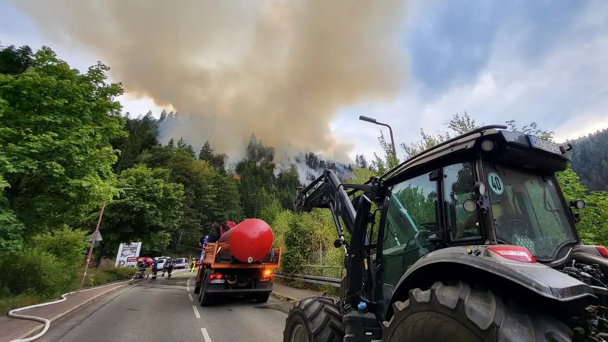 Eine Rauchwolke ist über einer Waldfläche im Bereich Schramberg zu sehen. Eine etwa zwei Hektar große Waldfläche brennt dort. Wegen der Wetterlage und starken Windes rechnen die Einsatzkräfte mit einer schnellen Ausbreitung des Brandes, wie die Feuerwehr mitteilte.