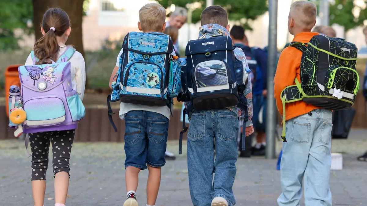 Sicherer Schulweg: 17.08.2026, Sachsen-Anhalt, Wolmirstedt: Schulkinder gehen zur Schule beim Start von polizeilichen Maßnahmen zum Schulbeginn. (zu dpa: «Polizei rät: Schulweg gemeinsam üben vor dem ersten Schultag») Foto: Peter Gercke/dpa +++ dpa-Bildfunk +++