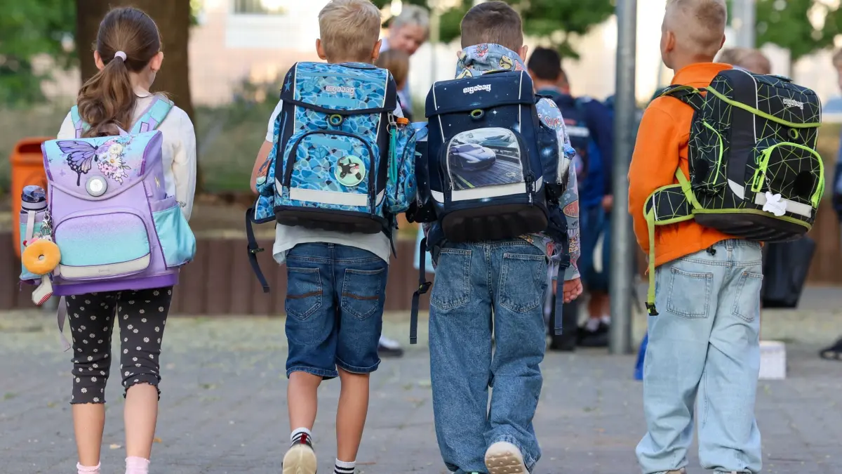 Sicherer Schulweg: 17.08.2026, Sachsen-Anhalt, Wolmirstedt: Schulkinder gehen zur Schule beim Start von polizeilichen Maßnahmen zum Schulbeginn. (zu dpa: «Polizei rät: Schulweg gemeinsam üben vor dem ersten Schultag») Foto: Peter Gercke/dpa +++ dpa-Bildfunk +++