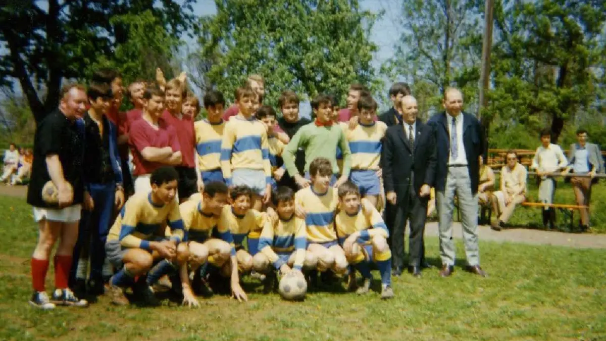 André Boillat (rechts), auf Seiten Montbéliards Organisator des ersten Fußballspiels 1952, mit einer französischen Jugendmannschaft aus Montbéliard 1972 in Hoheneck.