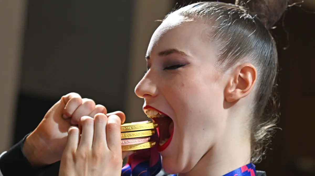 Rhythmische Sportgymnastik Weltmeisterschaft 2026, : 16.08.2026, xhbx, Rhythmische Sportgymnastik Weltmeisterschaft 2026, v.l. Darja Varfolomeev Deutschland WM Medaillen, Gold, Siegerehrung Frankfurt am Main *** August 16, 2026, xhbx, 2026 Rhythmic Gymnastics World Championships, from left: Darja Varfolomeev, Germany, World Championships medals, gold, medal ceremony in Frankfurt am Main