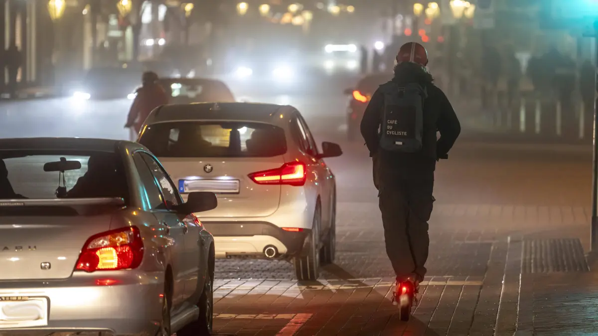 Roller, E-Scooter, Dunkelheit, Innenstadtverkehr, Rüttenscheider Straße, Fahrradstraße, Nebel, Herbst, Winter, abendlicher Feierabendverkehr, NRW, Deutschland, Verkehr Radfahrer *** scooter, e-scooter, darkness, inner city traffic, Rüttenscheider Straße, bicycle lane, fog, fall, winter, evening traffic, NRW, Germany, traffic cyclist