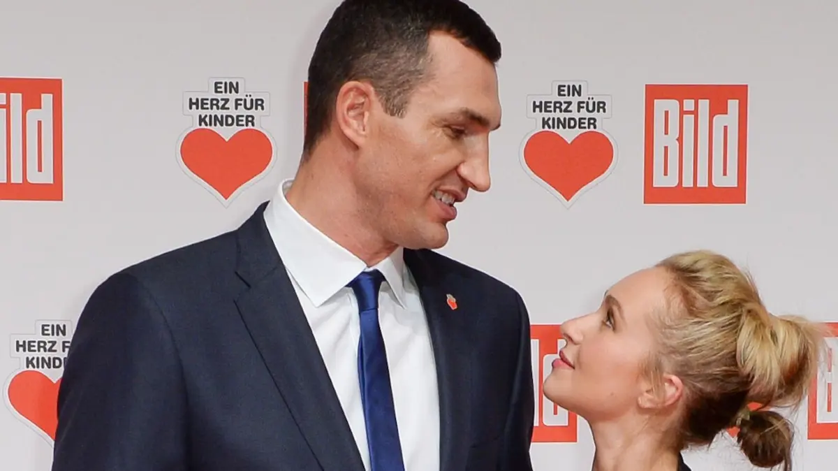 US-Schauspielerin Panettiere tot: ARCHIV - 05.12.2015, Berlin: Der ukrainische Boxer Wladimir Klitschko und seine Freundin, die US-amerikanische Schauspielerin Hayden Panettiere, kommen zur Spendengala «Ein Herz für Kinder» in Berlin. Foto: picture alliance / dpa +++ dpa-Bildfunk +++