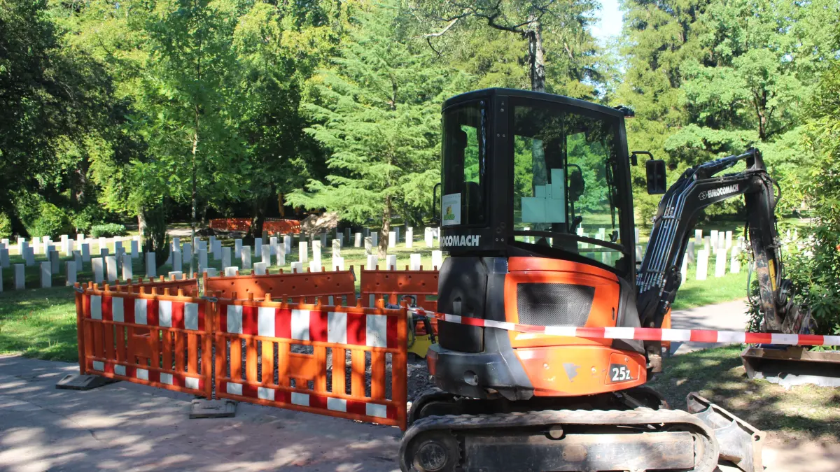 Wasserrohrbruch auf dem Waldfriedhof in Stuttgart, 70 Prozent der Wasserversorgung betroffen.
Schuld ist die Hitze, in diesem Sommer kam das schon mehrfach vor in der Stadt
Hitze, Friedhof