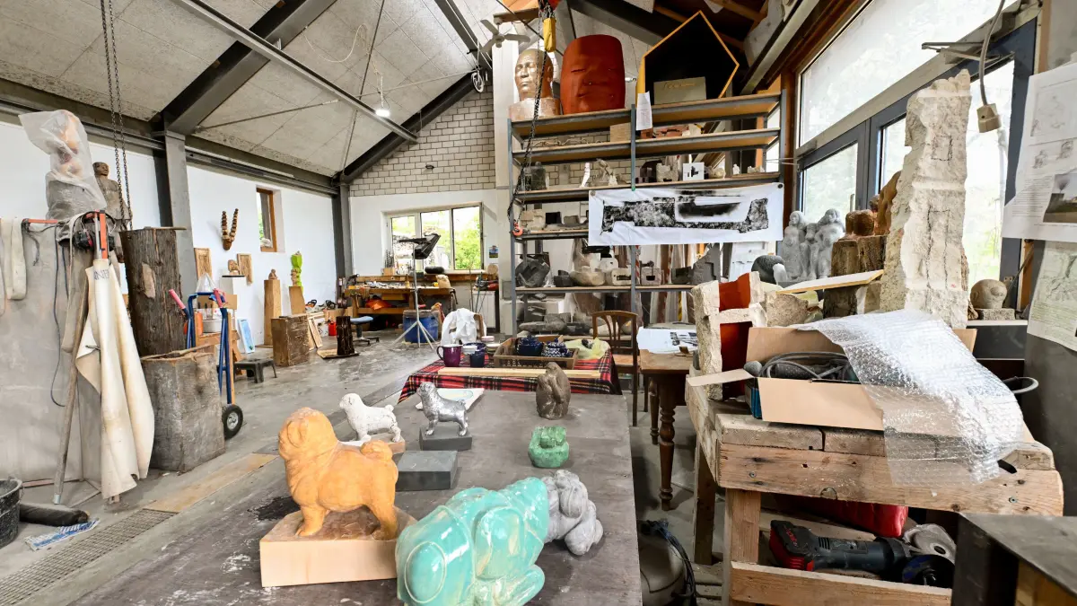 Künstler / Bildhauer Uli Gsell in seinem Atelier in Kemnat mit verschiedenen Mops-Skulpturen