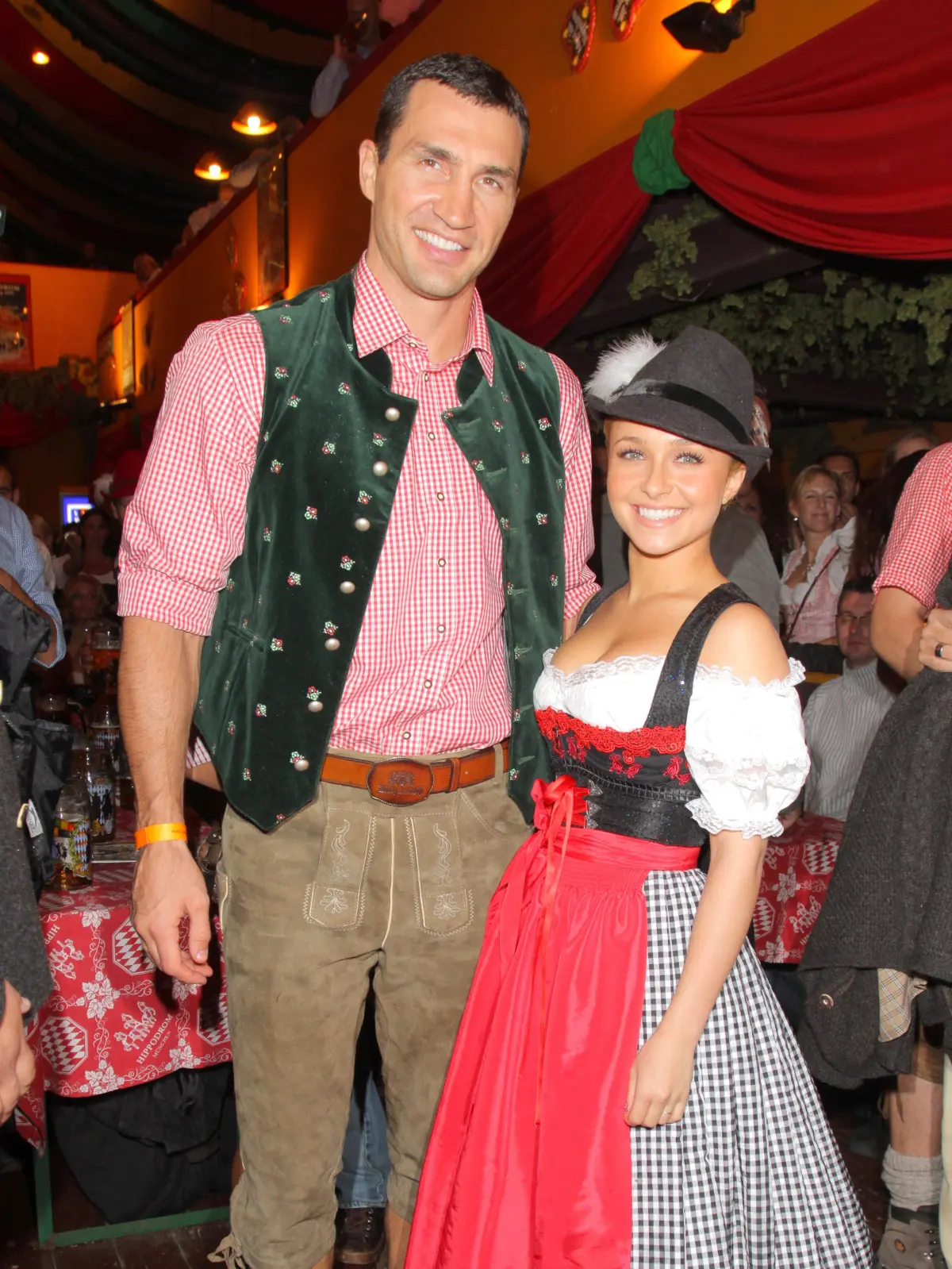 Oktoberfest 25.09.2010 Boxer Wladimir Klitschko Freundin Hayden Leslie Panettiere, Schauspielerin, im Festzelt - Hippodrom - auf der - Wiesn - auf der Theresienwiese in Muenchen - 25.09.2010 - *** Oktoberfest 25 09 2010 Boxer Wladimir Klitschko girlfriend Hayden Leslie Panettiere, actress, in the festival tent Hippodrom at the Wiesn on the Theresienwiese in Munich 25 09 2010
