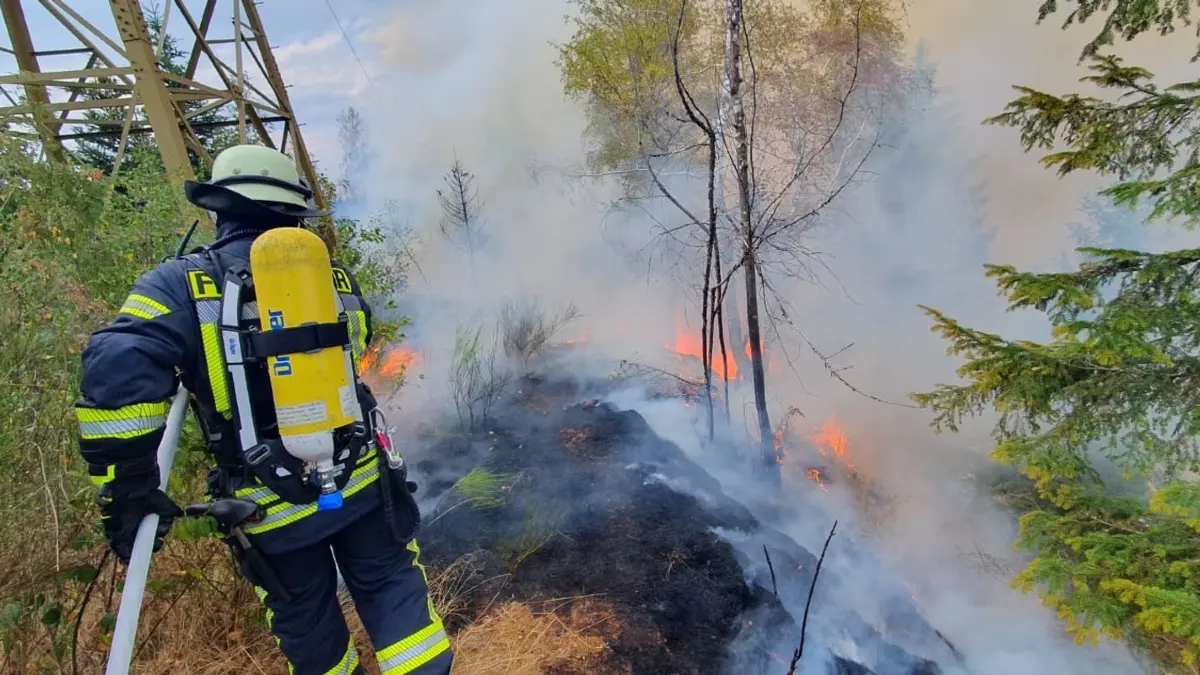 Die Feuerwehr versucht einen Waldbrand bei Schramberg im Landkreis Rottweil zu löschen.