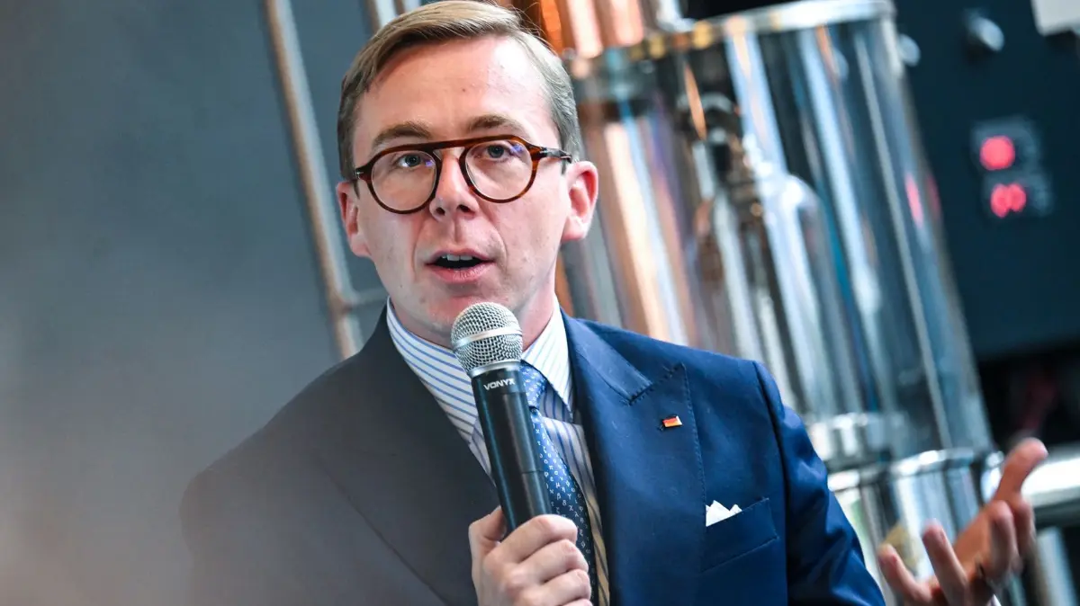 Wahlkampf in Berlin - CDU: 17.08.2026, Berlin: Philipp Amthor (CDU), Staatsminister im Bundeskanzleramt, spricht bei einer Veranstaltung in der Deutsche Spirituosen Manufaktur. Foto: Britta Pedersen/dpa +++ dpa-Bildfunk +++