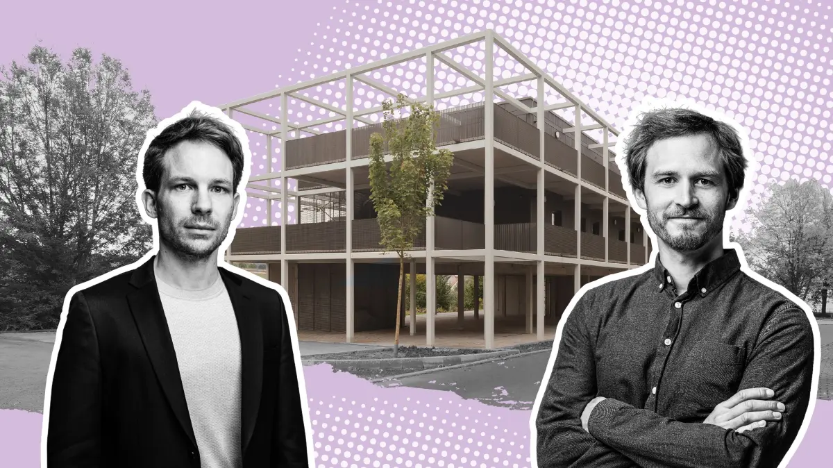 Die Stuttgarter Architekten von Atelier Kaiser Shen, Florian Kaiser (li.) und Kilian Juraschitz vor ihrem kunstvoll entworfenen und flexibel umbaubaren Wohnhaus für Geflüchtete in Schönaich.