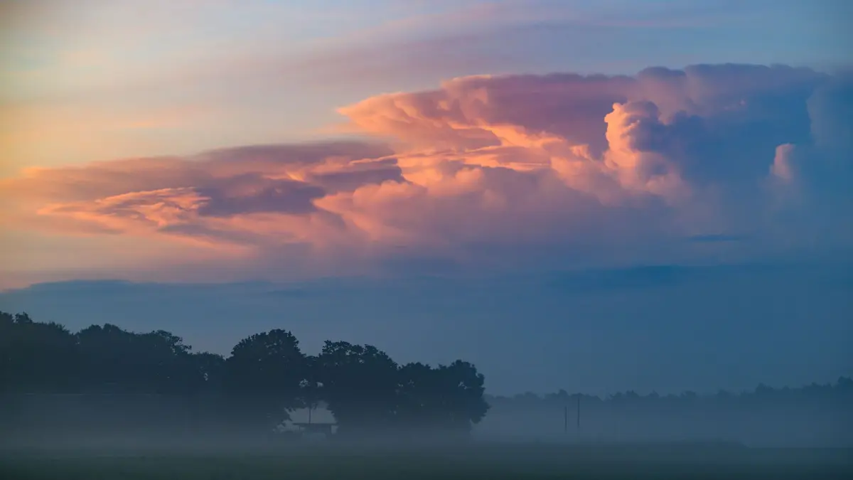 Morgenstimmung in Brandenburg: 17.08.2026, Brandenburg, Sieversdorf: Aufziehende Gewitterwolken werden vom Sonnenaufgang in stimmungsvolles Licht getaucht. In weiten Teilen Deutschlands zeigt sich das Wetter am Montag wechselhaft mit vielen Wolken, zeitweiligen Schauern und regionalen Gewittern. Foto: Patrick Pleul/dpa +++ dpa-Bildfunk +++