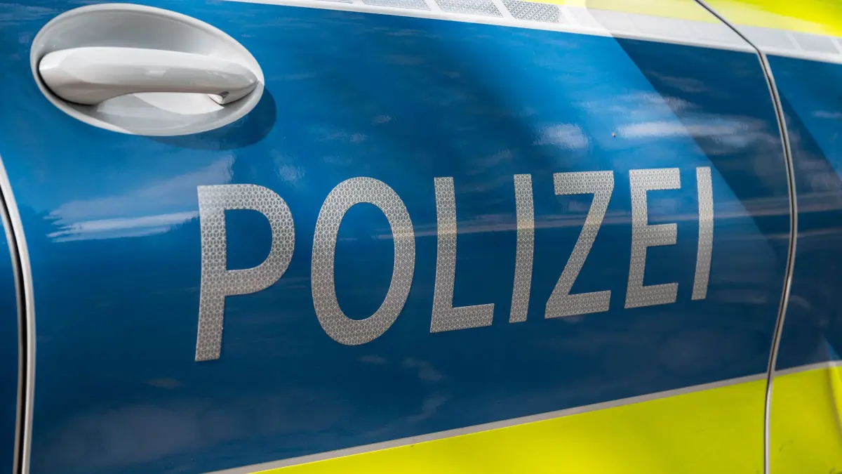 Polizei - Symbolbild: ARCHIV - 15.09.2023, Bayern, Bamberg: Auf einem Einsatzwagen ist der Schriftzug «Polizei» zu lesen. (zu dpa: «Polizei stürmt Wohnung – von Notfall aber keine Spur») Foto: Daniel Vogl/dpa +++ dpa-Bildfunk +++