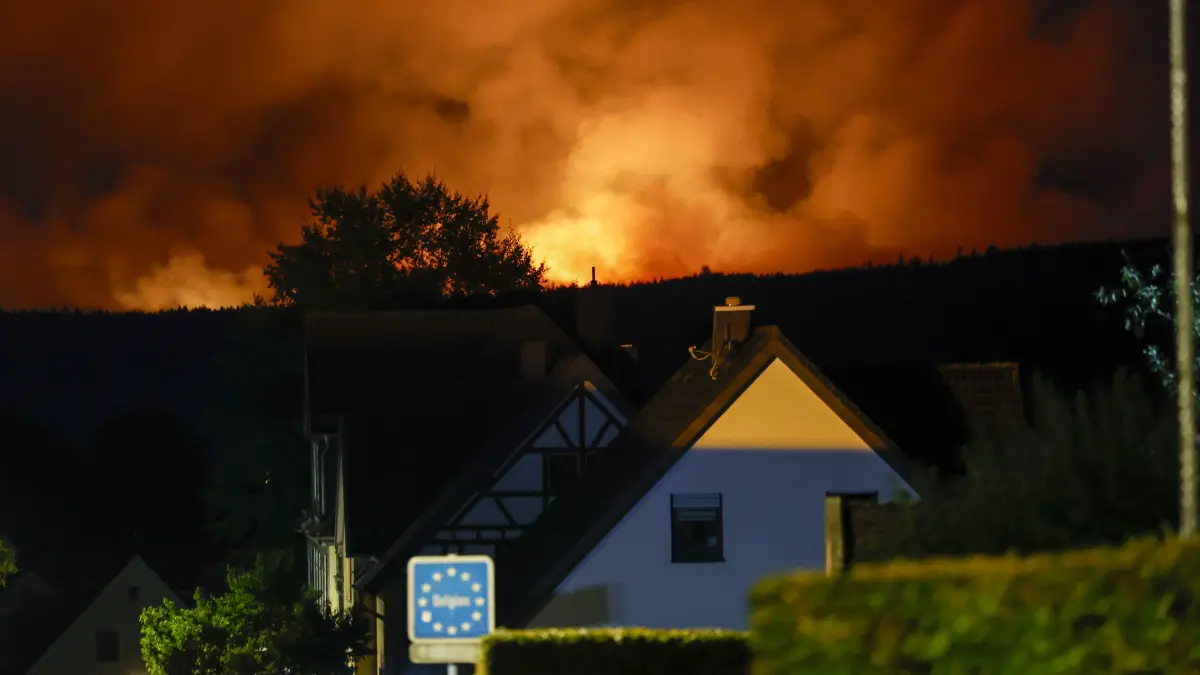 Blick von dem Ortsteil Monschau-Kalterherberg auf die belgische Seite, wo das Hohe Venn in Flammen steht. Weite Teile des Hohen Venn an der Grenze zu Deutschland sind von den Flammen betroffen.
