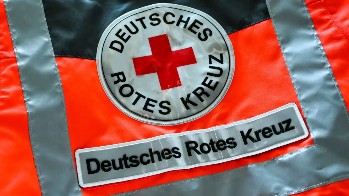 Hitzeschutz: ARCHIV - 17.04.2025, Berlin: Eine Jacke des Deutschen Roten Kreuz DRK mit dem Logo vom DRK. (zu dpa: «Kliniken rüsten nach – Hitzeschutz bleibt teures Problem») Foto: Jens Kalaene/dpa +++ dpa-Bildfunk +++