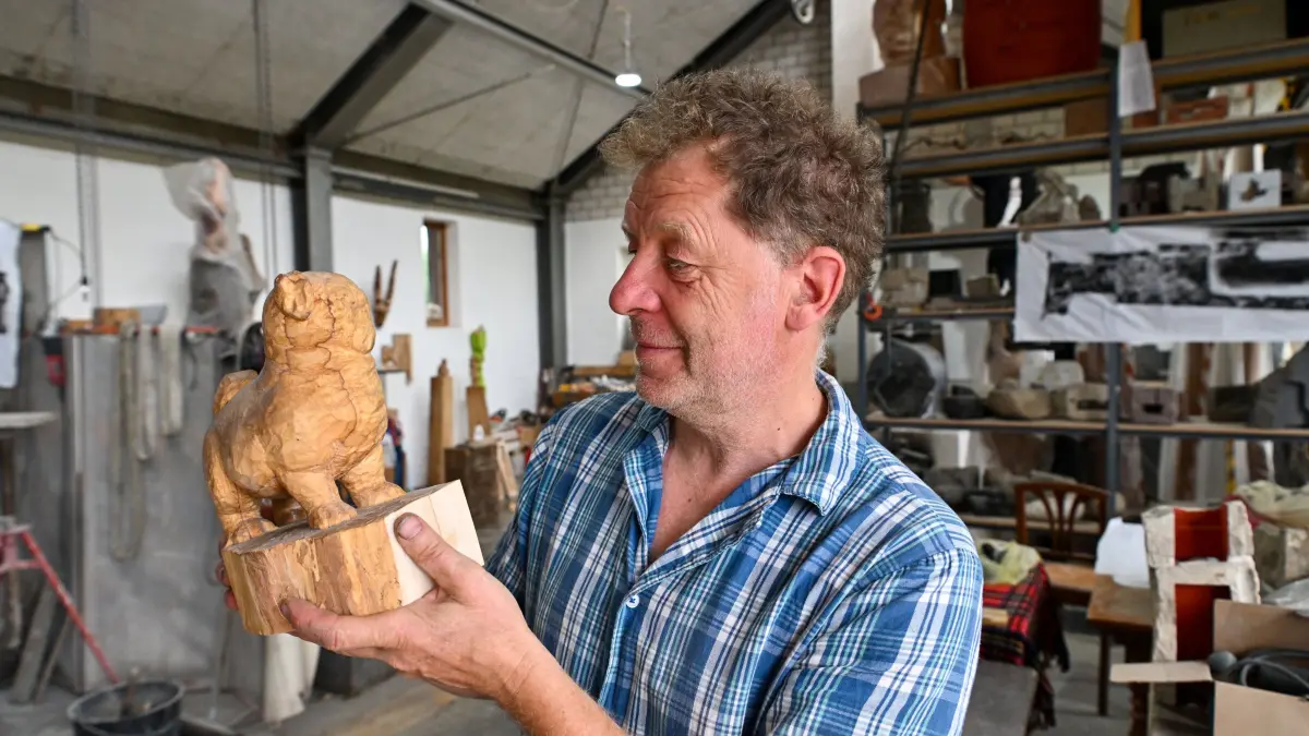 Künstler / Bildhauer Uli Gsell in seinem Atelier in Kemnat mit verschiedenen Mops-Skulpturen
