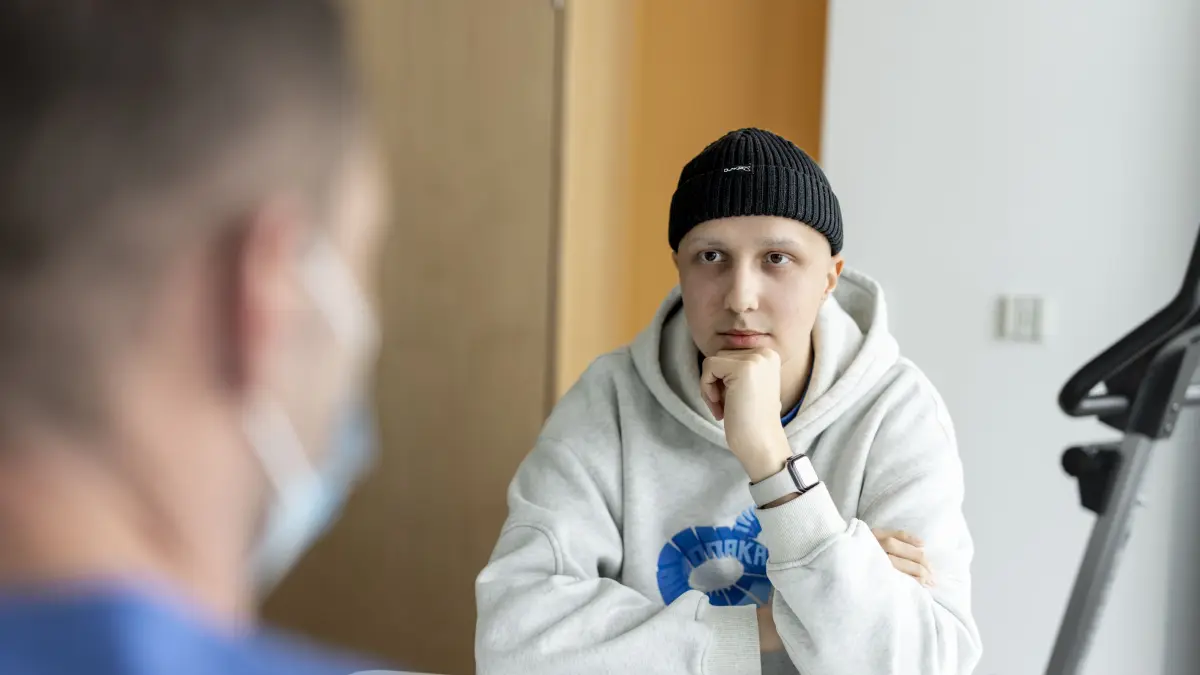 LINA - ein Projekt für junge Erwachsene mit Krebs am Robert Bosch Krankenhaus in Stuttgart, der Krebspatient Tobi im Gespräch mit Projektleiter Jens Stäudle
