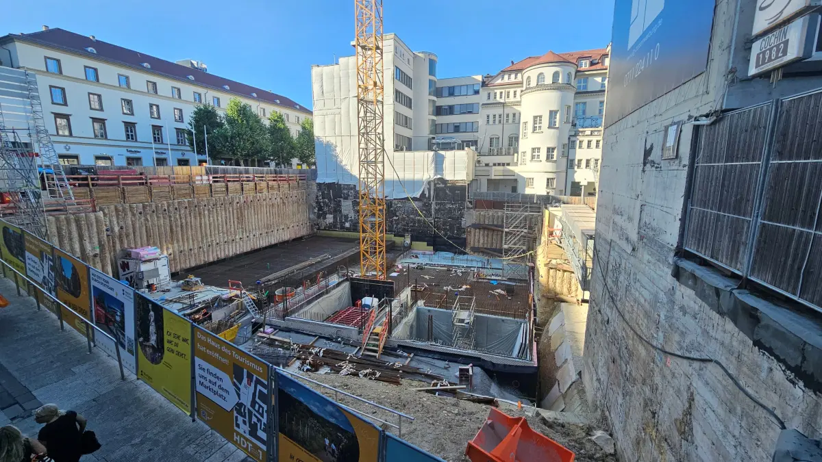 Das Fundament steht. nun wird das Untergeschoss für das Thalia-Gebäude errichtet.