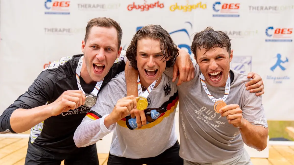 Die drei Medaillengewinner der deutschen Enduro-Meisterschaften: Moritz Silberhorn (rechts) vom TV Hegensberg holt hinter Sieger Frederik Matz und Max Pfeil Bronze.