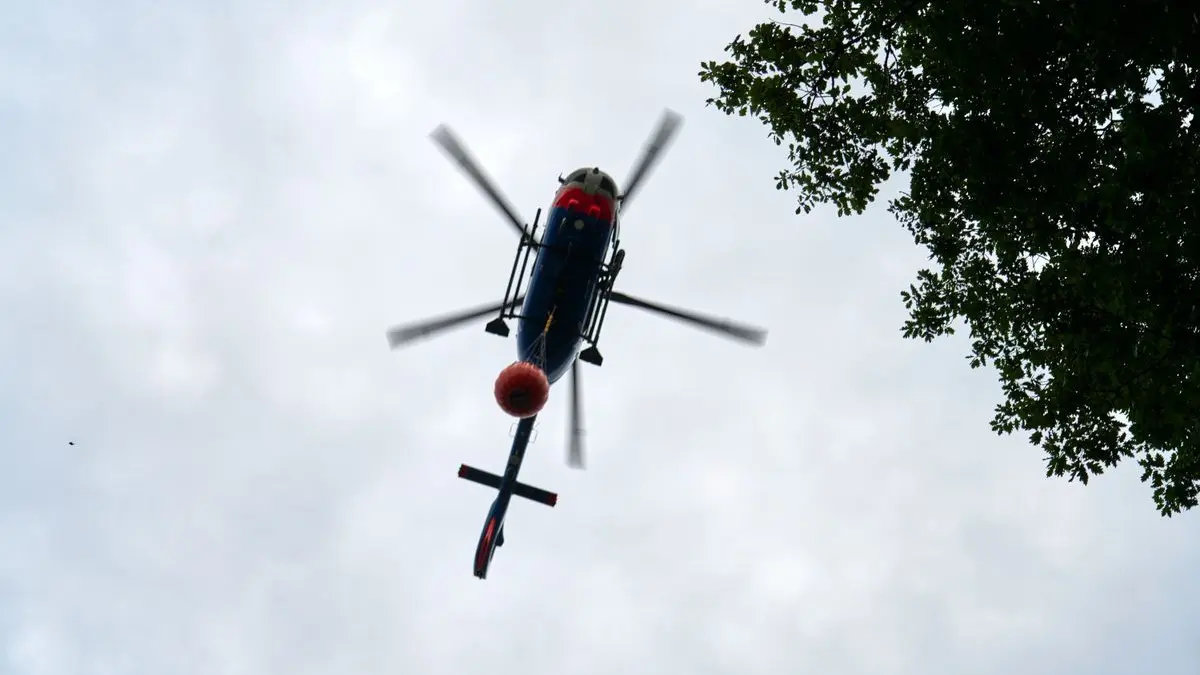 Bereits am Sonntagabend war der Brand unter Kontrolle gebracht worden, wie der Landkreis Altenkirchen mitteilte. Für die Nacht waren Nachlöscharbeiten geplant. Am Montagmorgen sollten die Flächen nochmals kontrolliert werden.