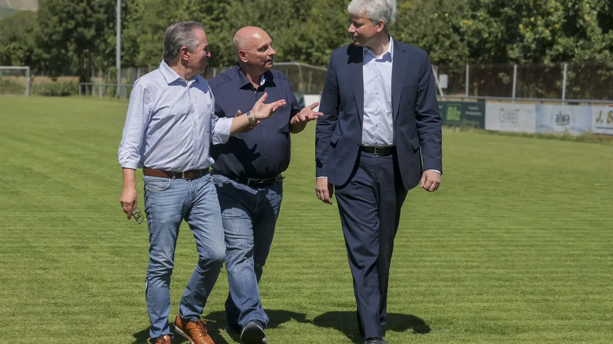 Steffen Bilger (rechts) und Claus-Peter Hutter (links) sprechen mit dem Sersheimer Bürgermeister Jürgen Scholz über die Zukunft der Sportplätze.