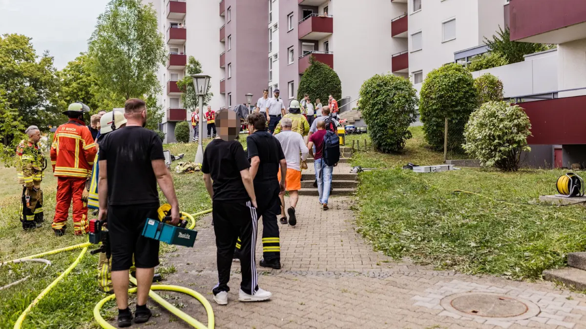 Einsatzkraefte von Feuerwehr, Rettungsdienst und Polizei rueckte am Sonntag (16.08.2026) gegen 16:45 Uhr zu einem Gebaeudebrand in die Stuttgarter Strasse nach Schwieberdingen aus. Aus bislang noch unbekannter Ursache kam es zu einem Brand im Bereich eines Elektroverteilerkastens im Kellergeschoss des Gebaeudes. Eine Anwohnerin, die auf den Brand aufmerksam wurde, versuchte zunaechst eigenstaendig den Brand einzudaemmen und verstaendigte den Notruf. Alarmierte Wehrkraefte konnten den Brand anschliessend rasch loeschen. Durch den Brand war das Treppenhaus stark verraucht und verrusst, weshalb die anwesenden Bewohner zunaechst aus dem Gebaeude evakuiert wurden. Nach mehreren durchgefuehrten Messungen durch Einsatzkraefte der Feuerwehr konnte das Wohngebaeude wieder frei gegeben werden. Der entstandene Sachschaden wird auf rund 25.000 Euro geschaetzt, durch das Brandgeschehen erlitten drei Personen leichte Verletzungen. Sie wurden vor Ort durch den Rettungsdienst versorgt.<br />
<br />
Die Kriminalpolizei des Polizeipraesidiums Ludwigsburg hat die Ermittlungen uebernommen und bittet Zeugen, die sachdienliche Hinweise geben koennen, sich unter Tel. 0800 1100225 oder per E-Mail an hinweise.kripo.ludwigsburg@polizei.bwl.de zu melden.