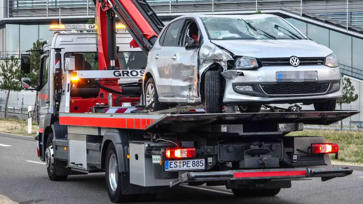 Zwei Autos sind am Dienstagmorgen in der Gottlieb-Daimler-Straße, vor dem Daimlerwerk, zusammengestoßen.