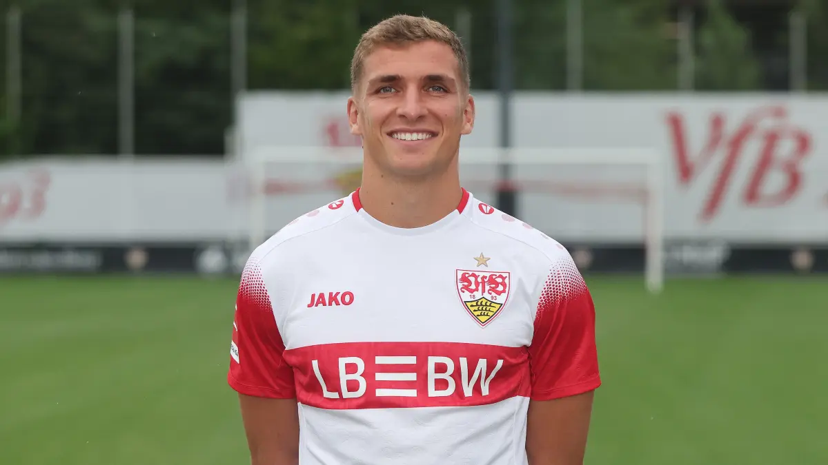 Fußball Fototermin VfB Stuttgart: BAU // Stuttgart , Fußball Bundesliga Saison 2026 2027 ; Fototermin VfB Stuttgart , Grischa Prömel