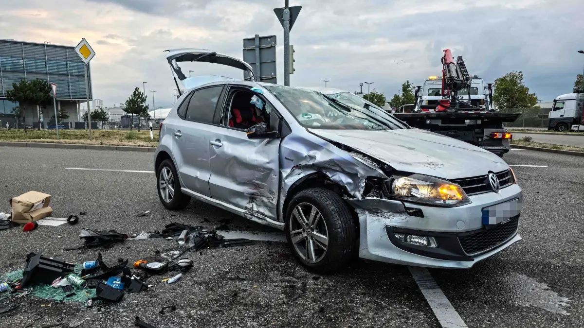 Am frühen Dienstagmorgen sind vor einem Werkstor des Daimlerwerks in Sindelfingen zwei Autos zusammengestoßen.