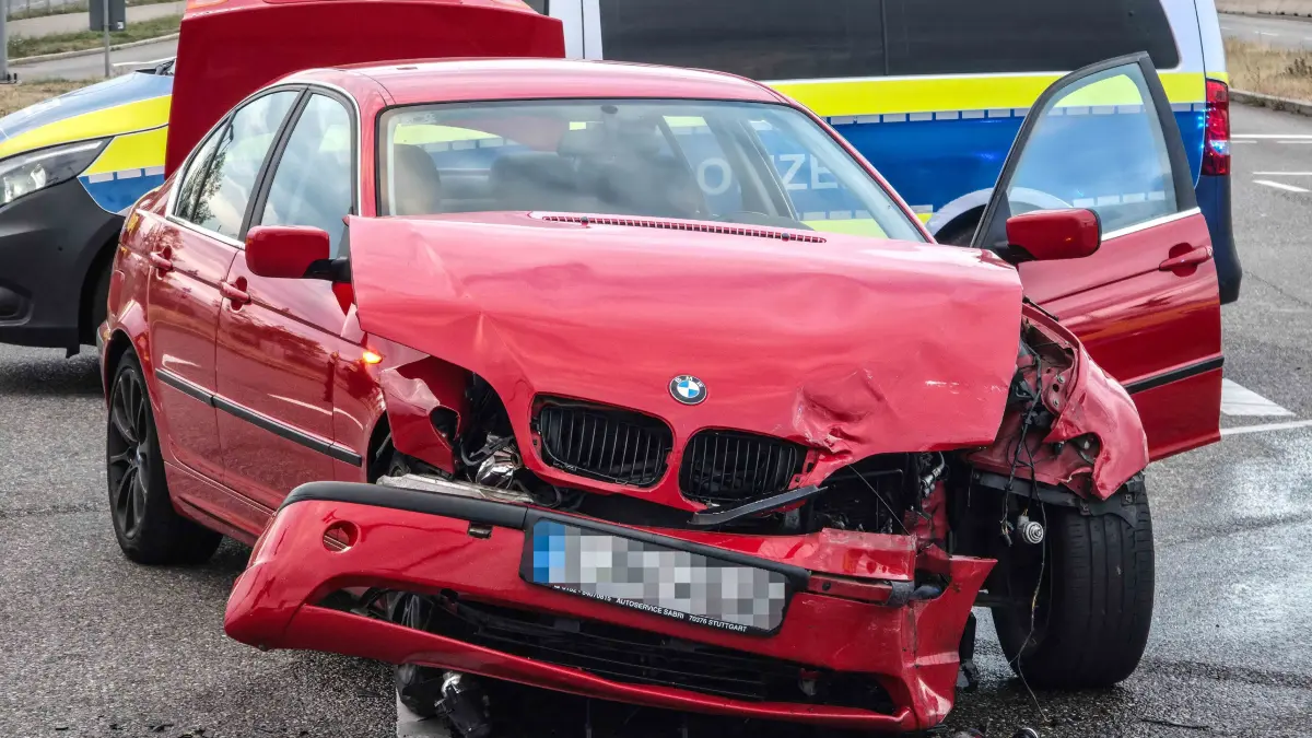 Zwei Autos sind am Dienstagmorgen in der Gottlieb-Daimler-Straße, vor dem Daimlerwerk, zusammengestoßen.