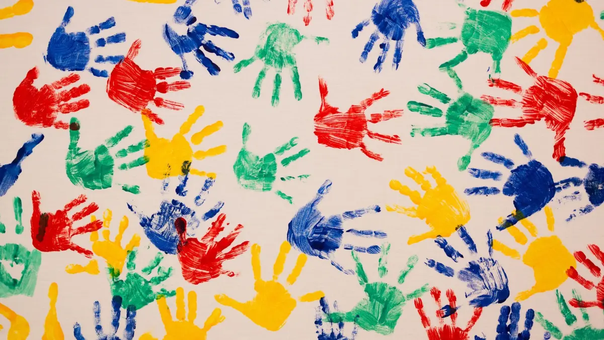 Kita: ARCHIV - 29.04.2024, Nordrhein-Westfalen, Neuss: Farbige Kinder-Handabdrücke sind in einer Kindertagesstätte (Kita) zu sehen. (zu dpa: «Hamburg: Weniger Kita-Kinder unter drei Jahren») Foto: Rolf Vennenbernd/dpa +++ dpa-Bildfunk +++