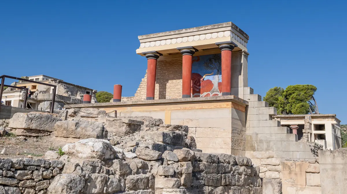 In der Palastanlage von Knossos, dem größten minoischen Palast und dem Zentrum der ältesten Hochkultur Europas.