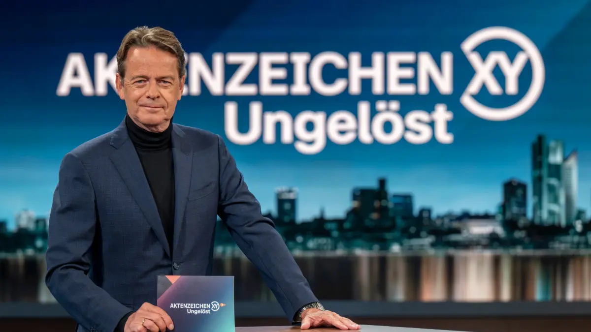 Tötungsdelikt in Glückstadt bei „Aktenzeichen XY“: ARCHIV - 04.11.2025, Bayern, München: Moderator Rudi Cerne steht im ZDF-Studio von "Aktenzeichen XY… Ungelöst" auf dem Bavaria Film Gelände. (zu dpa: «Tötungsdelikt in Glückstadt bei «Aktenzeichen XY»») Foto: Peter Kneffel/dpa +++ dpa-Bildfunk +++