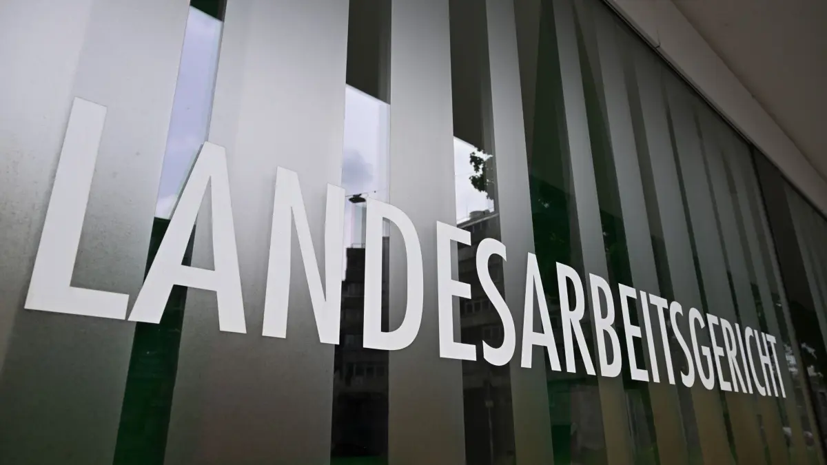 Landesarbeitsgericht Stuttgart: PRODUKTION - 17.04.2024, Baden-Württemberg, Stuttgart: Der Schriftzug Landesarbeitsgericht ist am Gerichtsgebäude des Landesarbeitsgerichts Stuttgart angebracht. (zu dpa: «Urteil: Daimler Truck muss Managerin 210.000 Euro nachzahlen») Foto: Bernd Weißbrod/dpa +++ dpa-Bildfunk +++