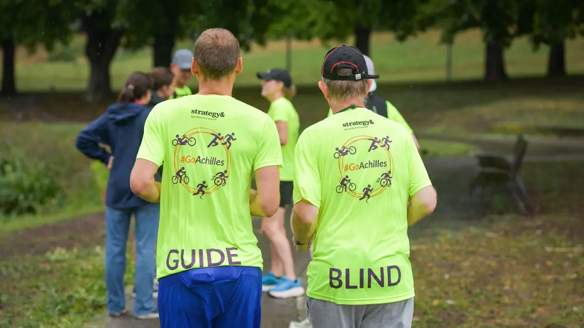 Laufgruppe Achilles: Stuttgart, #Sehbehinderung Die Laufgruppe "Achilles" joggt immer als Binom mit einer sehbehinderten Person und einem sehenden Guide. Wie funktioniert das und was bedeutet das für die Betroffenen?