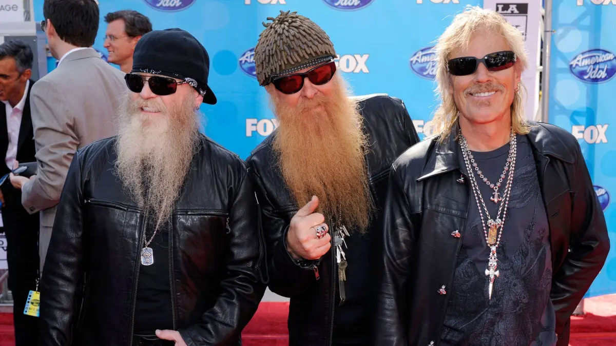 Schlagzeuger Frank Beard von ZZ Top ist tot: ARCHIV - 21.05.2008, USA, Los Angeles: Dusty Hill (l-r), Billy Gibbons und Frank Beard von ZZ Top beim Finale von „American Idol“. Frank Beard, langjähriger Schlagzeuger der US-Rockband ZZ Top, ist tot. Foto: Chris Pizzello/A-PIZZELLO/AP/dpa +++ dpa-Bildfunk +++