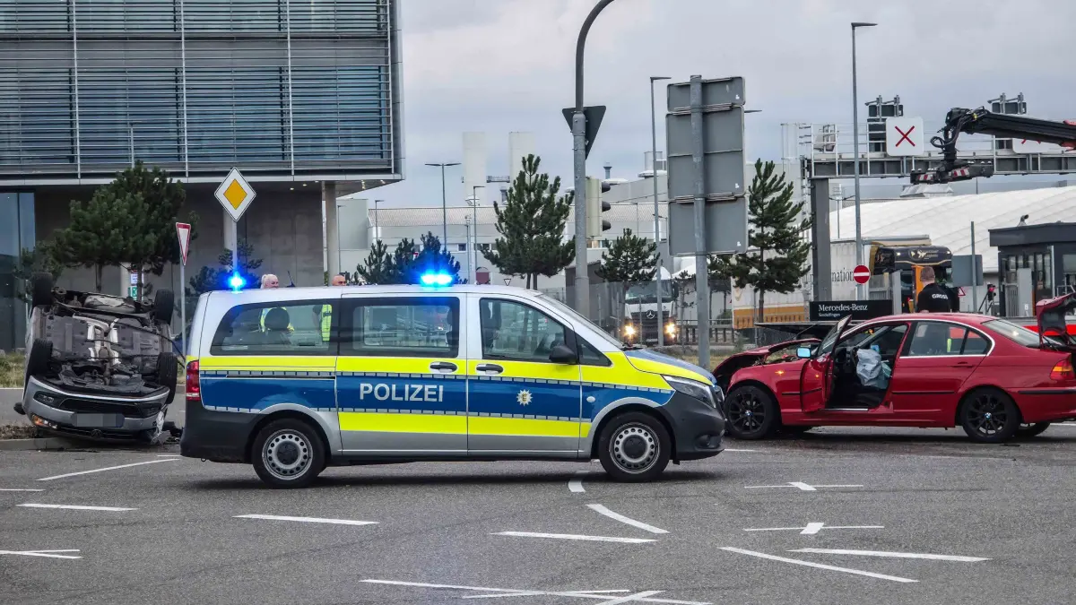 Sindelfingen: VW ueberschlaegt sich: Am fruehen Dienstagmorgen kam es in Sindelfingen zu einem Verkehrsunfall mit zwei beteiligten Fahrzeugen. Nach ersten Informationen der Polizei ereignete sich der Unfall gegen 5:30 Uhr auf der Gottlieb-Daimler-Strasse.<br />
<br />
Demnach war mutmasslich ein BMW aus der Strasse Niederer Wasen kommend unterwegs und uebersah im Kreuzungsbereich einen VW. In der Folge kam es zur Kollision. Der VW ueberschlug sich und blieb schliesslich auf dem Dach liegen.<br />
<br />
Bei dem Unfall wurde eine Person leicht verletzt. Beide beteiligten Fahrzeuge wurden durch Abschleppunternehmen geborgen.<br />
<br />
Die genaue Unfallursache ist derzeit Gegenstand der polizeilichen Ermittlungen.