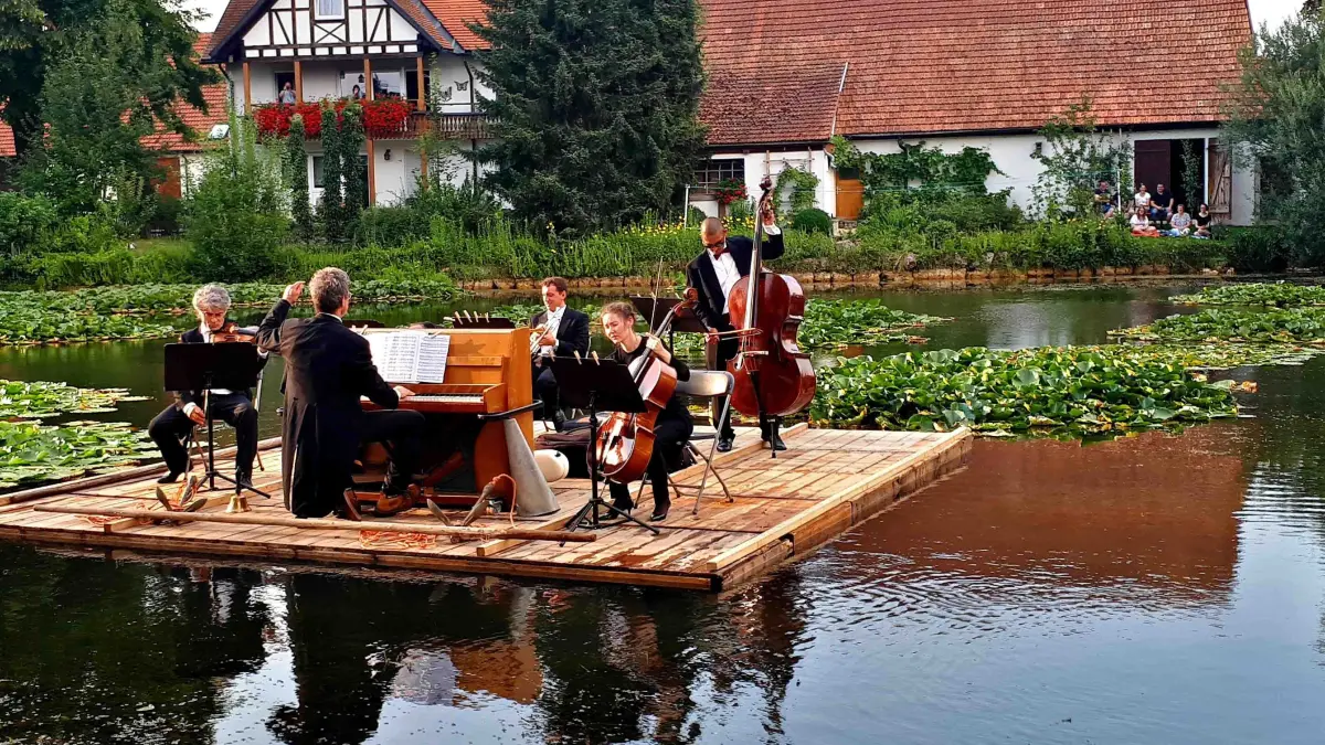 Saloniker auf schwimmender Bühne