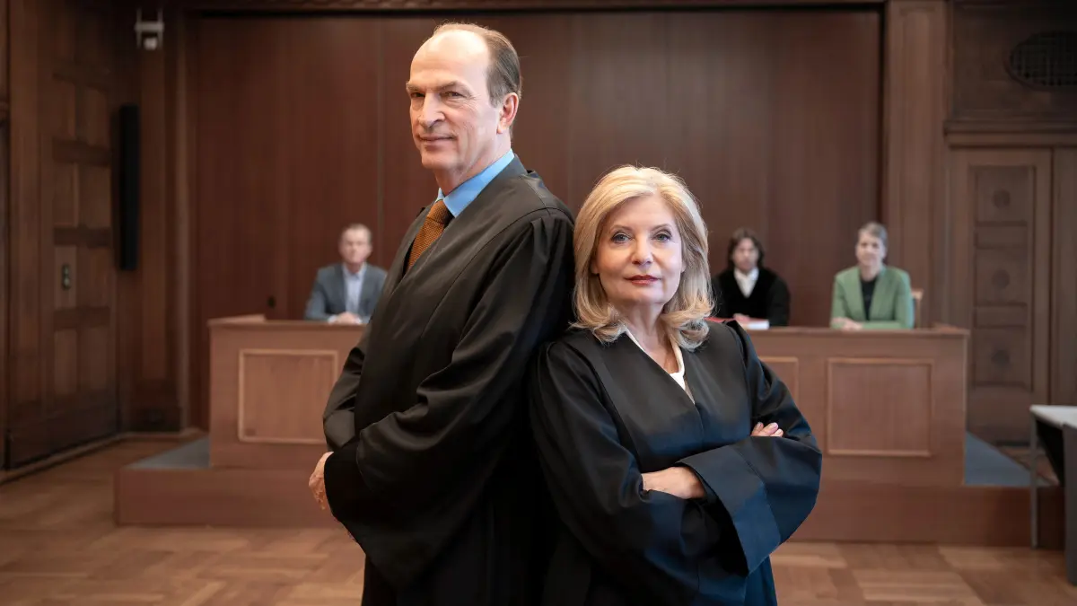 Die Rechtsanwälte Isa von Brede (Sabine Postel) und Markus Gellert (Herbert Knaup) vertreten Mandantinnen und Mandanten.