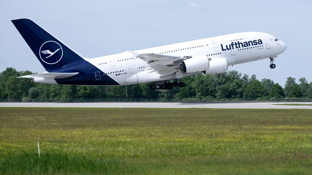 Lufthansa A380: ARCHIV - 01.06.2023, Bayern, München: Eine Lufthansa-Maschine des Typs Airbus A380 startet auf dem Flughafen nach Boston. (zu dpa: «Lufthansa-Airbus setzt bei Landung in München zu früh auf») Foto: Sven Hoppe/dpa +++ dpa-Bildfunk +++