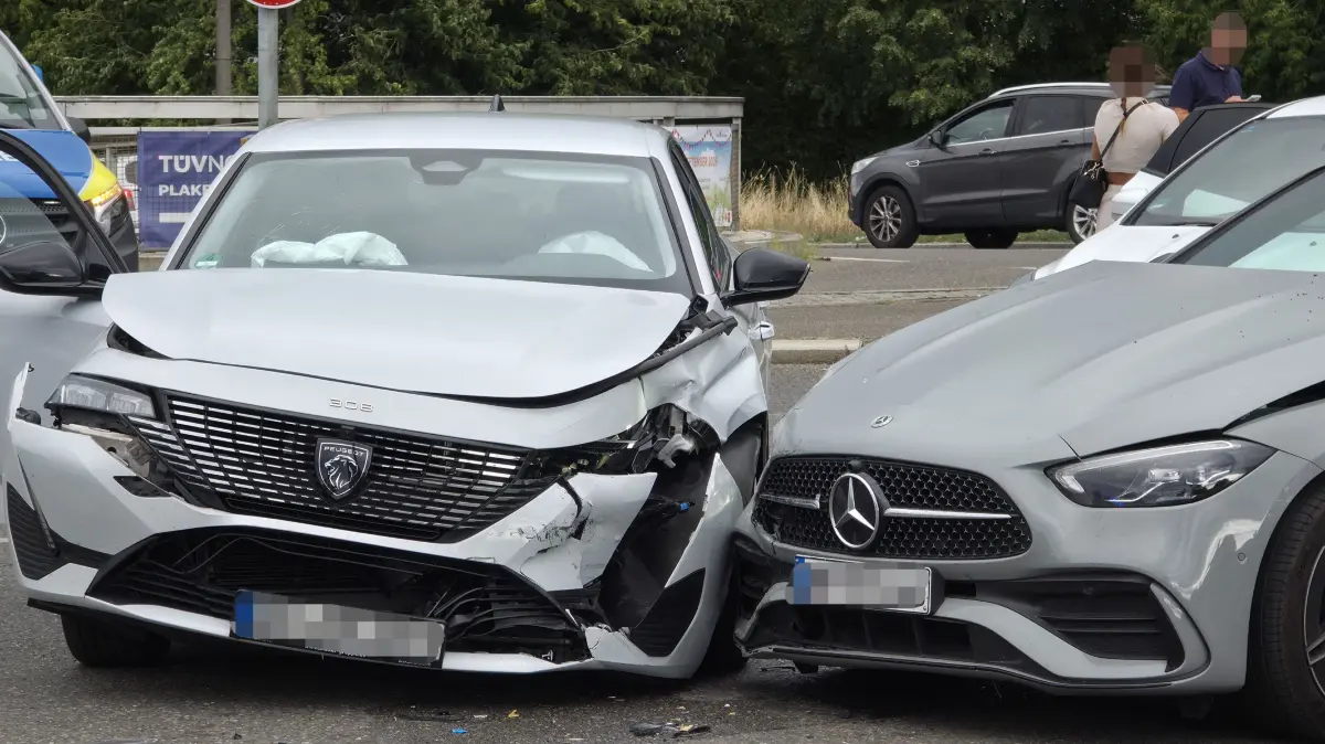 Beide Autos waren nicht mehr fahrbereit und mussten abgeschleppt werden.