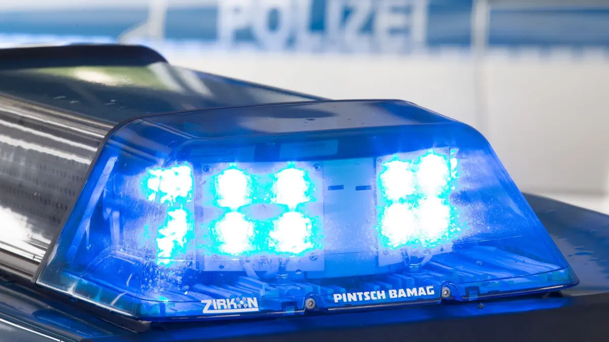 Polizei - Symbolbild: ARCHIV - 26.07.2015, Niedersachsen, Osnabrück: Ein Blaulicht leuchtet auf dem Dach eines Polizeiwagens. (zu dpa: «Seniorinnen bei Raubüberfällen lebensgefährlich verletzt») Foto: Friso Gentsch/dpa +++ dpa-Bildfunk +++