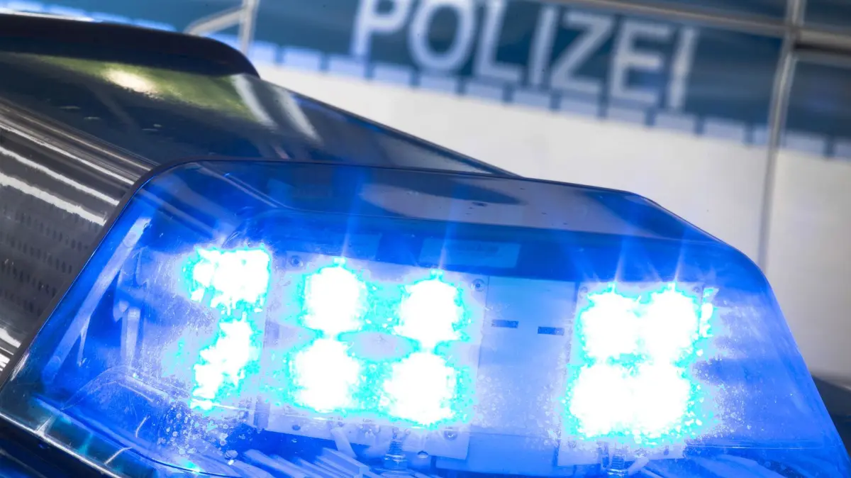 Blaulicht: ARCHIV - 27.07.2015, NA, ---: Ein Blaulicht leuchtet während eines Einsatzes auf dem Dach eines Polizeiwagens. (zu dpa: «Jugendliche sperrt Mann nach Streit in Garage ein») Foto: Friso Gentsch/dpa +++ dpa-Bildfunk +++