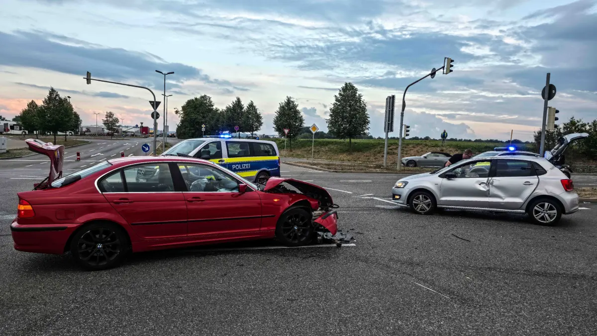 Zwei Autos sind am Dienstagmorgen in der Gottlieb-Daimler-Straße, vor dem Daimlerwerk, zusammengestoßen.