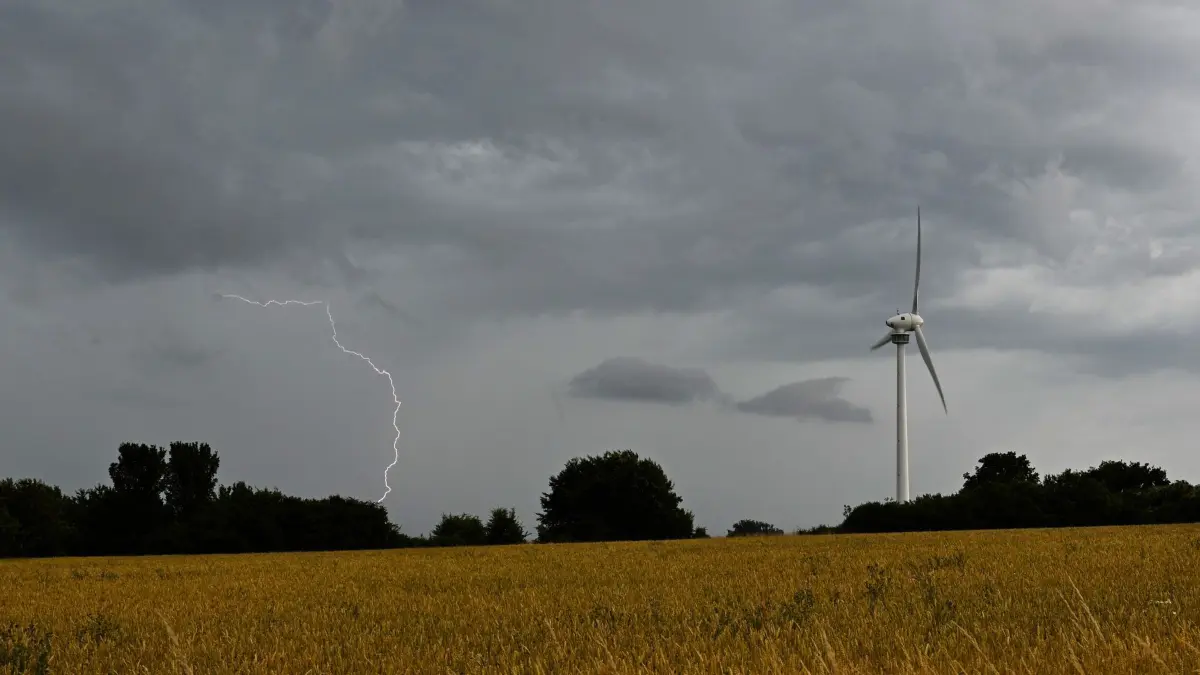 Blitz: ARCHIV - 26.06.2025, Niedersachsen, Hannover: Ein Blitz schlägt an der Grenze von der Region Hannover und dem Landkreis Hildesheim ein. (zu dpa: «Wechselhaftes Wetter mit Schauern und Gewittern erwartet») Foto: Julian Stratenschulte/dpa +++ dpa-Bildfunk +++