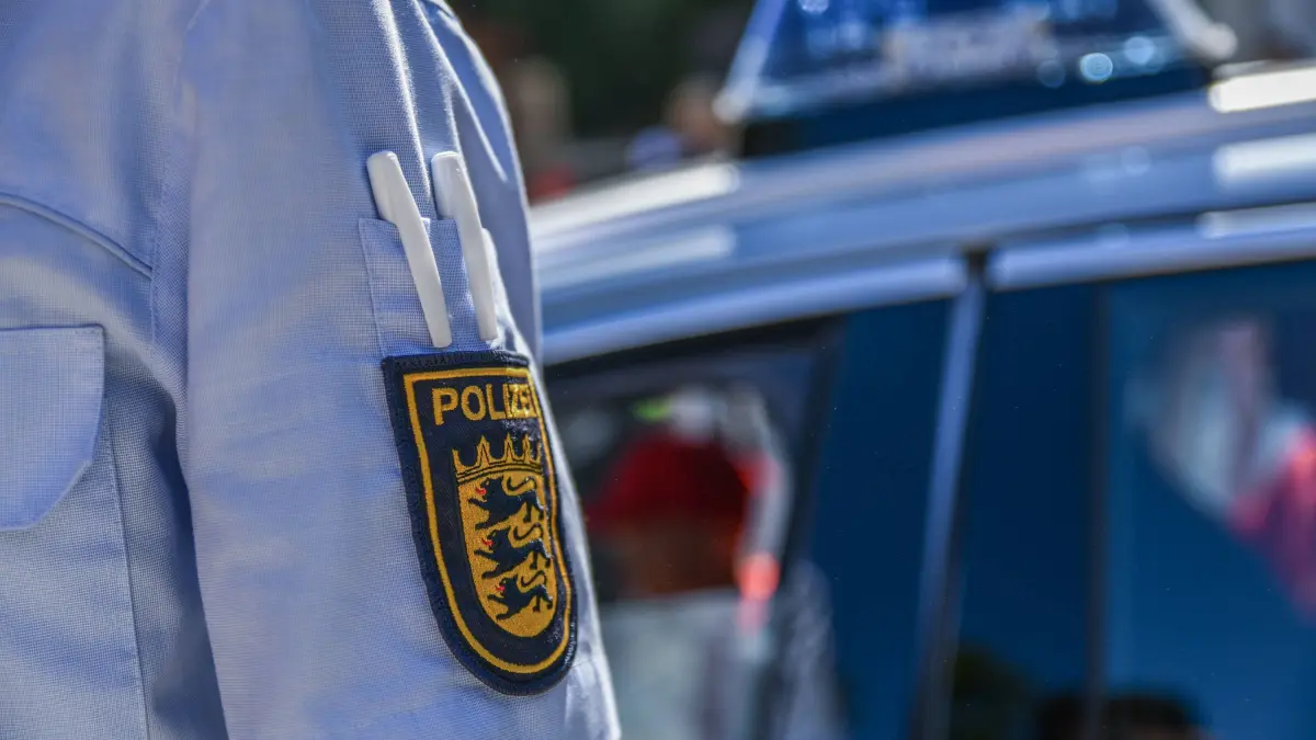 Themenbilder Polizei, 10.08.2022, Baden-Württemberg, Heubach: Polizei, Streifenwagen, Polizistin mit Handschellen, Festnahme, Handschliessen, Anhaltestab, Dienstwappen, Funkgerät, Schusswaffe im Holster. Heubach Baden-Württemberg Deutschland Heubach *** Theme images police, 10 08 2022, Baden Württemberg, Heubach police, patrol car, policewoman with handcuffs, arrest, handcuffs, baton, service emblem, radio, firearm in holster Heubach Baden Württemberg Germany Heubach Copyright: x xonw-imagesx/xMariusxBullingx